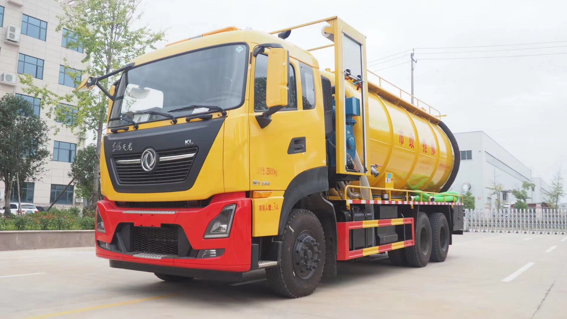 國慶節(jié)驚爆價(jià)四重禮：東風(fēng)天龍后雙橋清洗吸污車