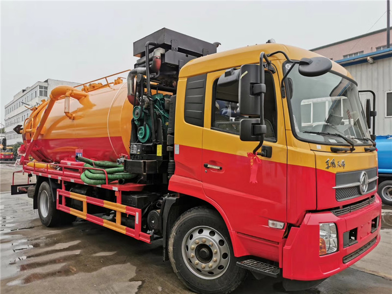 東風天錦吸污車吸污泵采用山東2BE-204水循環真空泵，精密度高，吸力大