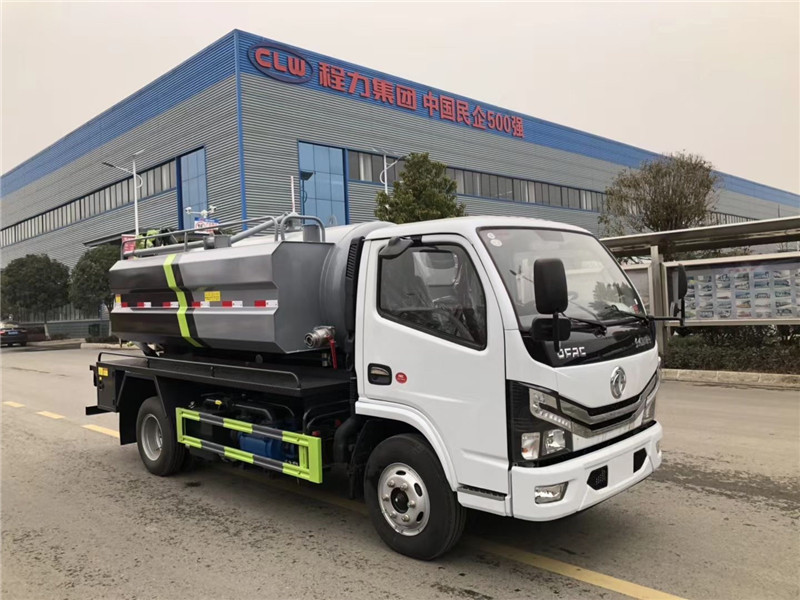 東風(fēng)小多利卡清洗吸污車掛藍(lán)牌外形美觀，操作簡(jiǎn)便，性能良好