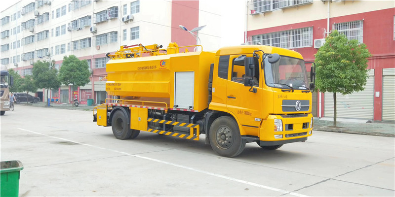 東風(fēng)多利卡聯(lián)合疏通車采用“全自動(dòng)污水、糞便快速處理系統(tǒng)”技術(shù)