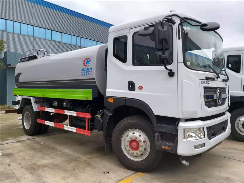 東風(fēng)多利卡噴灑車廣泛應(yīng)用于公路、運動場地的保濕、降溫