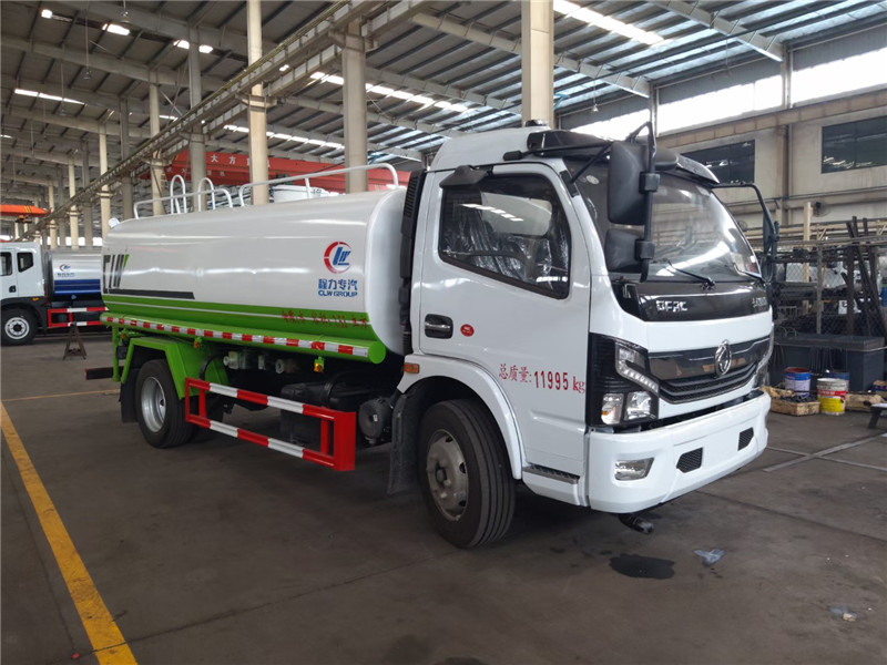 東風御虎霧炮車霧炮采用20KW柴油發電機，噴灑效果極好