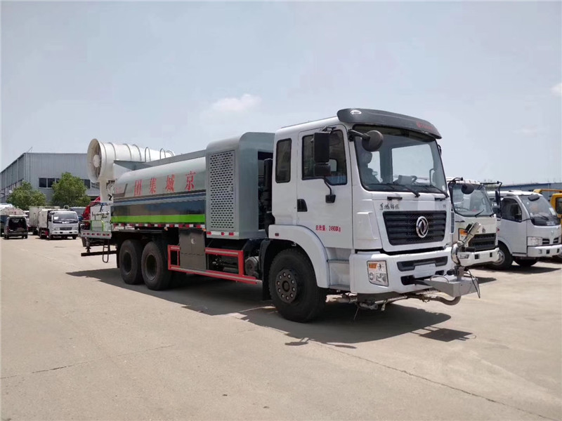 東風153后雙橋噴霧降塵車功力強、射程遠、穿透力強、霧粒附著力強