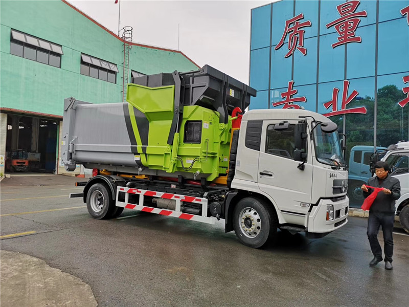 東風多利卡D9壓縮式垃圾車側防護采用冷彎型鋼/Q235-B螺栓連接