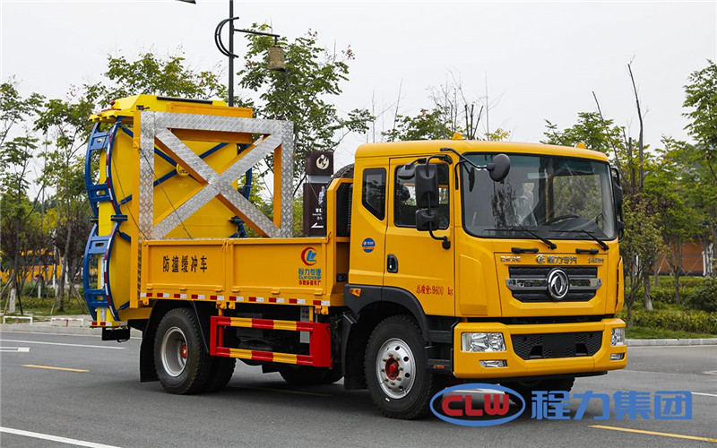 東風(fēng)多利卡防撞緩沖車通過自身結(jié)構(gòu)變形吸收撞擊能量，降低危險