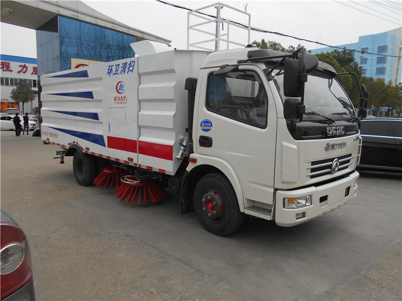 東風多利卡洗掃車可實現在一次作業中完成高壓清洗和垃圾的收集