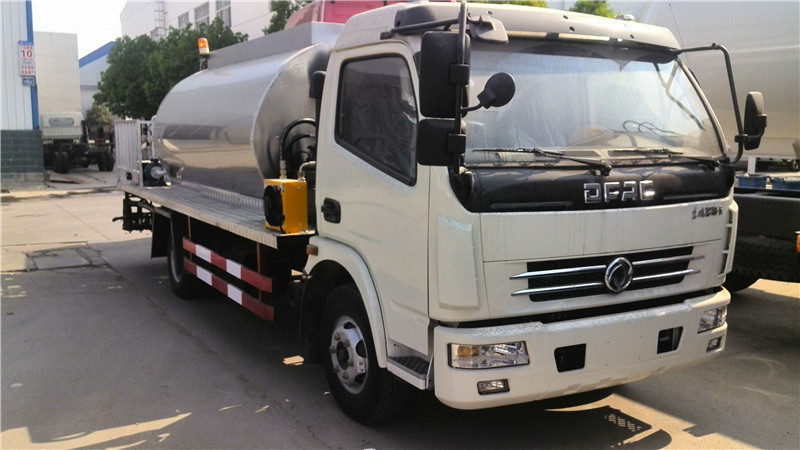 東風天錦路面清洗車養護車可實現雙重水流強化清洗，噴射流水穩定