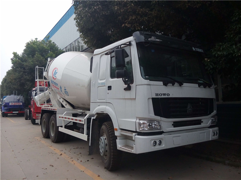 東風福瑞卡攪拌車，各部件量正常可靠，有效提高操作人員上下安全性