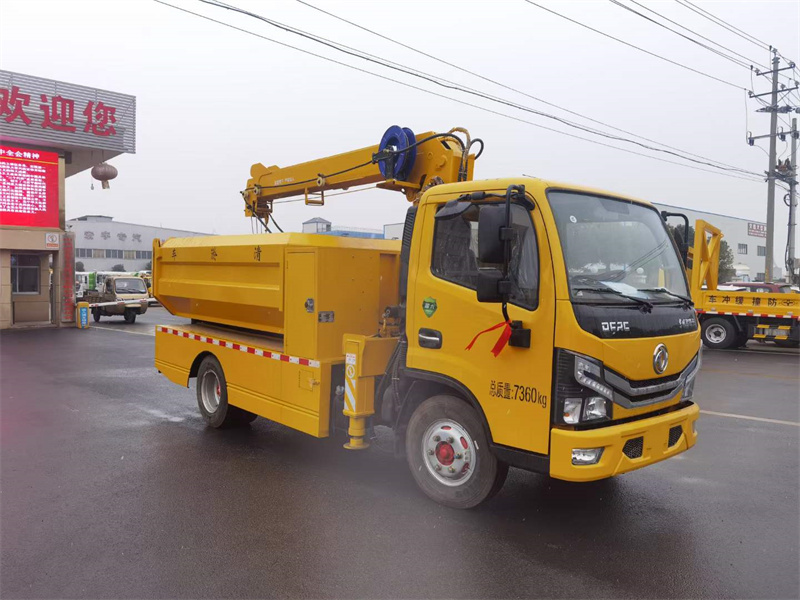 東風4.5方清淤車帶2.5噸2節臂吊機