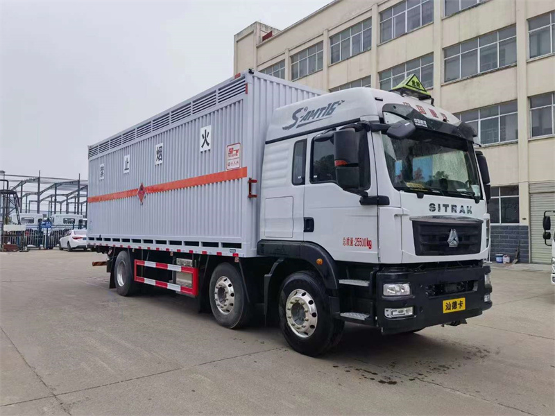 重汽汕德卡6×2易燃?xì)怏w廂式運(yùn)輸車